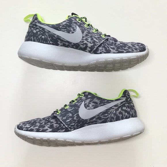 Nike Women's Roshe Run | Gray/Black/Green - Picture 3 of 9